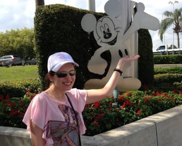 Atriz deficiente visual passa dificuldade na Disney e questiona preparo do parqu