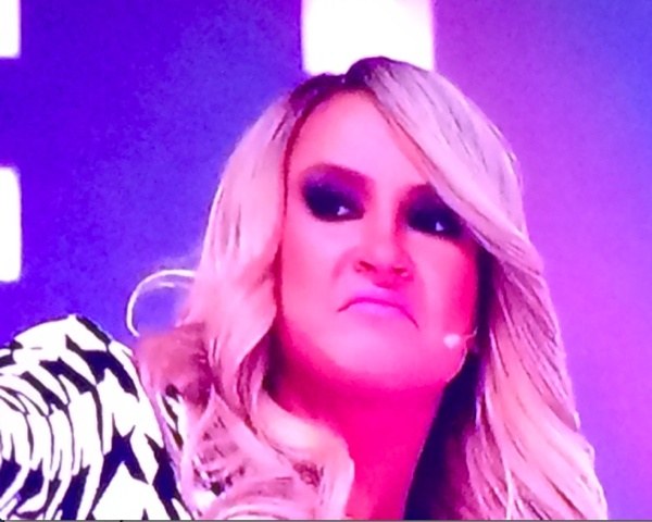 Claudia Leitte é chamada até de Susana Veira e ainda usa roupa de Ivete