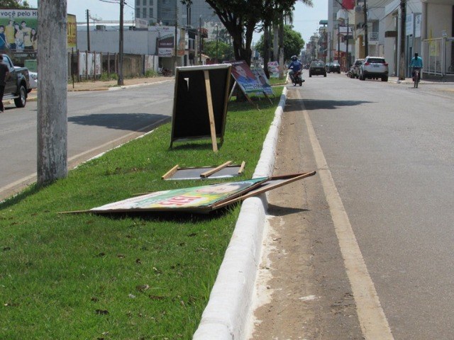 Mesmo com o povo contra, candidatos insistem nos cavaletes em Vilhena