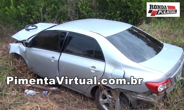 Vilhenense capota carro nas proximidades de Pimenta e fica preso às ferragens