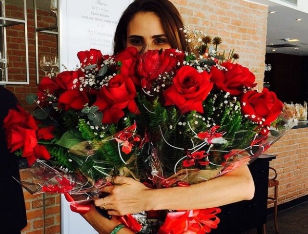 Murilo Rosa enche a mulher de flores no dia de seu aniversário