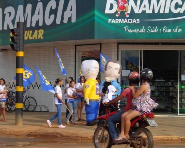 Bonecos gigantes de Expedito e Moreira Mendes chamam atenção em Vilhena