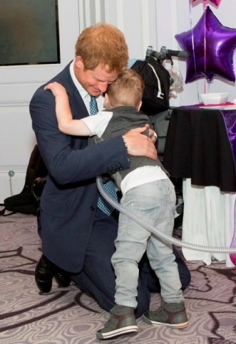 Príncipe Harry ganha abraço de garotinho durante evento