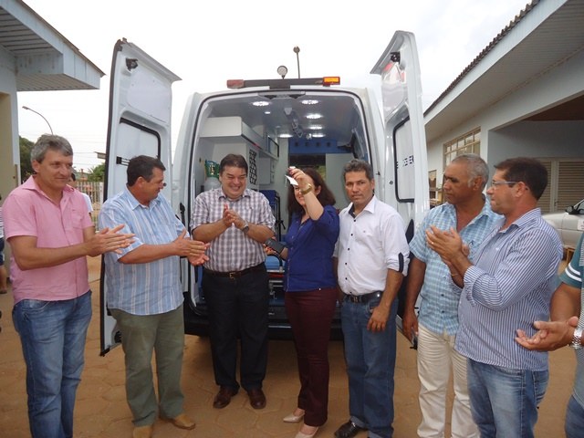 Com cerimônia em hospital, Cerejeiras recebe ambulância equipada com UTI a bordo