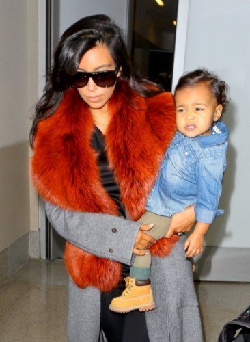 Kim Kardashian protege a filha dos flashes dos paparazzi