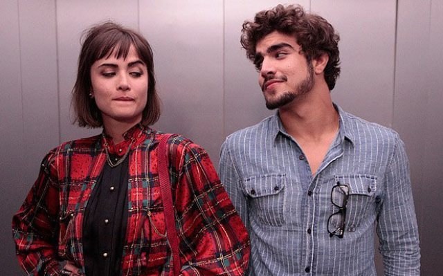 Maria Casadevall assume namoro com Caio Castro durante festival em LA