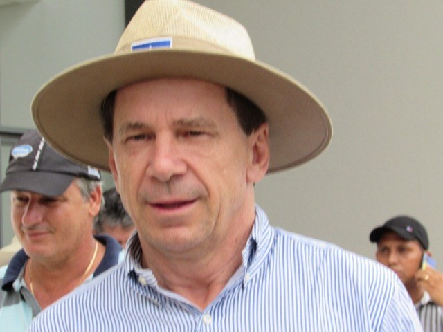 Cassol lidera caminhada pedindo votos para irmã e esposa em Vilhena