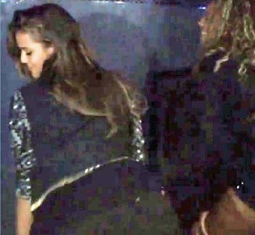 Que isso, novinha? Bruna Marquezine faz o quadradinho de quatro