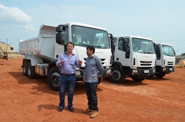 Prefeito entrega caminhões e secretário de Obras promete asfaltar 100% das ruas 