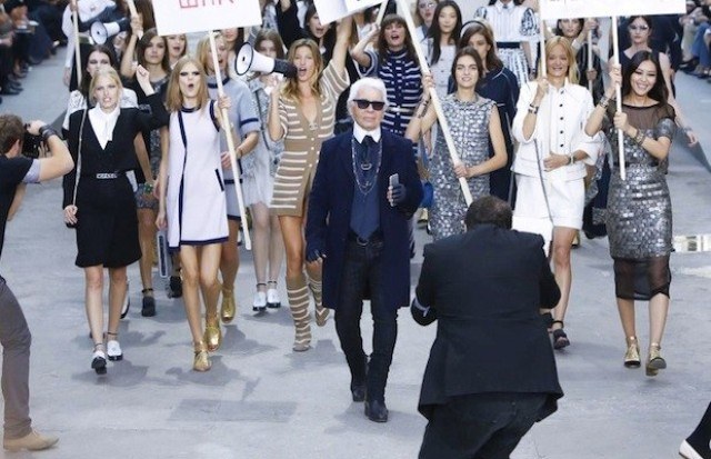 Gisele Bündchen protesta pelo meio ambiente e usa megafone em desfile da Chanel