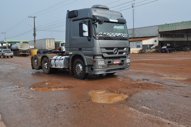 Empresários se irritam em Vilhena e criticam prefeitura por “panelas” em avenida