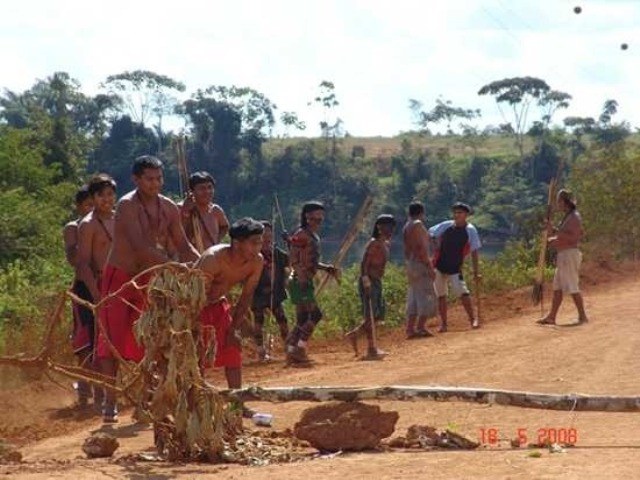 Índios apreendem maquinários de empresa que trabalhava na BR VIlhena/Juína