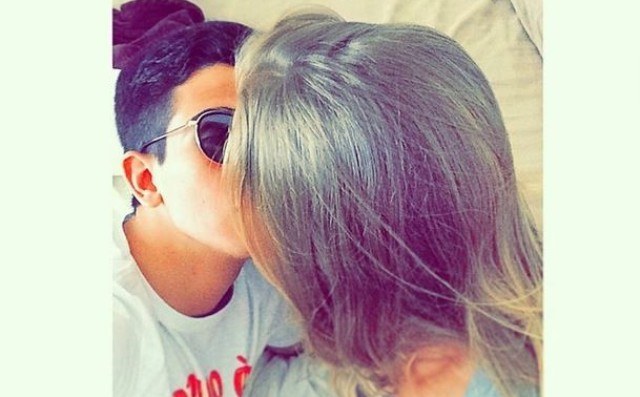 Enzo Celulari ganha bitoca de modelo e posta foto na web