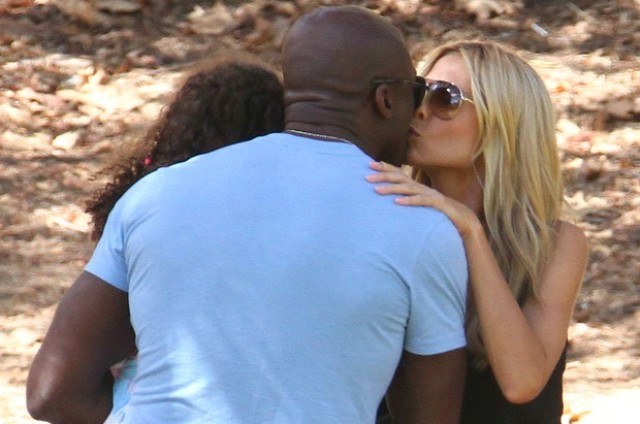 Heidi Klum e Seal passeiam com os filhos e trocam beijo no rosto