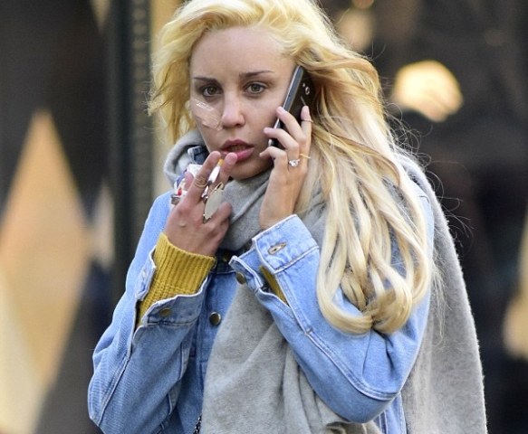 Após prisão, Amanda Bynes aparece com curativo na cara