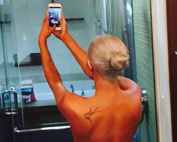 Rummer Willis posa nua para selfie