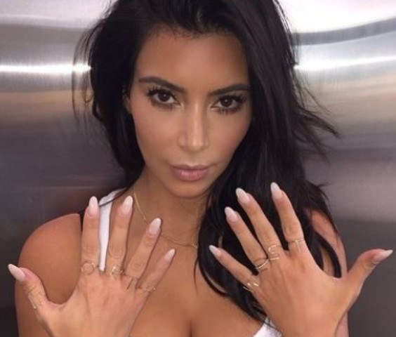 Kim Kardashian troca aliança por anéis em homenagem a filha