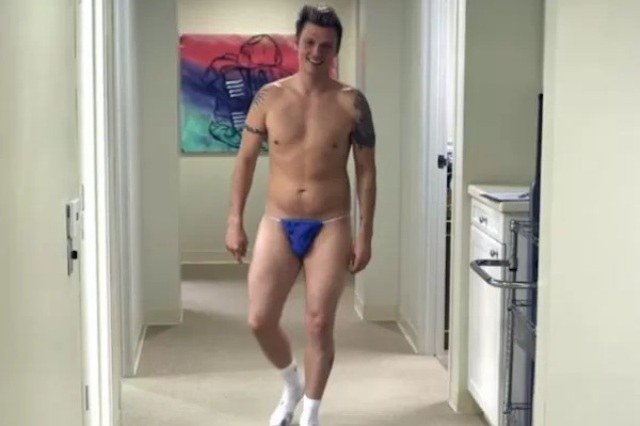 Integrante dos Backstreet Boys aparece de tapa-sexo