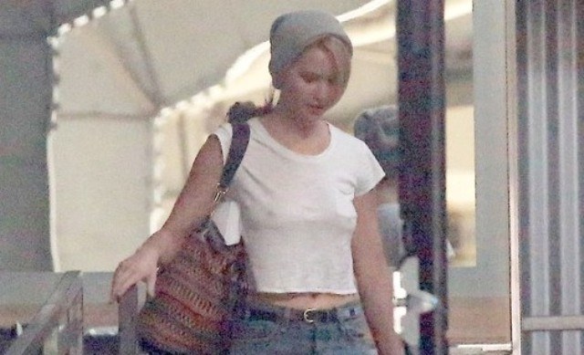Jennifer Lawrence dispensa sutiã e chama atenção por "farol aceso"