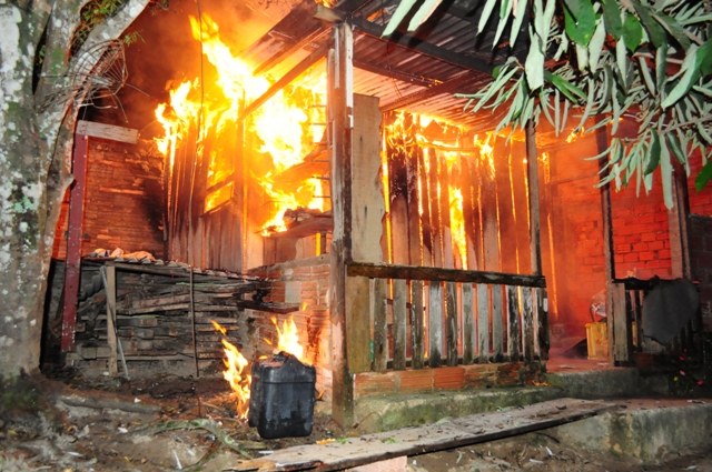 Pegou fogo: mulher briga com marido e incendeia a própria casa em Vilhena