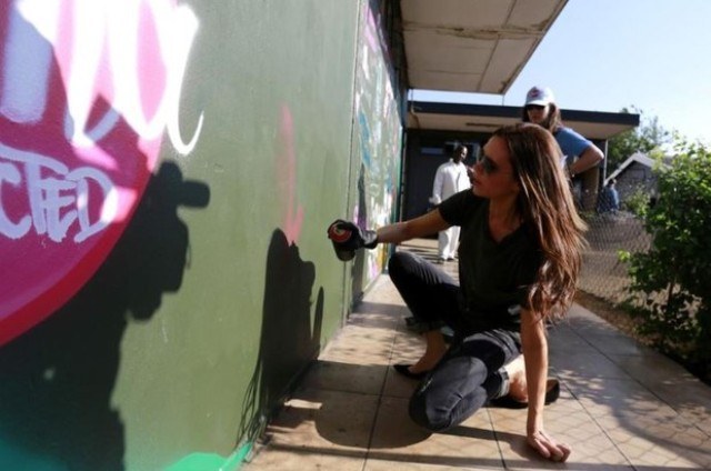 Victoria Beckham viaja para África do Sul em missão da ONU e grafita muro
