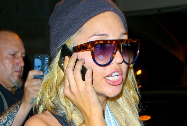 Amanda Bynes disfarça curativo no rosto com óculos escuros