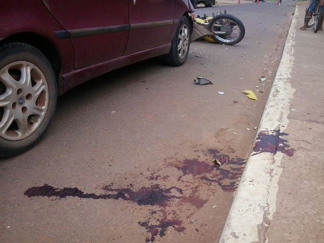 Mototaxista de 47 anos bate em carro de passeio e fica em estado grave