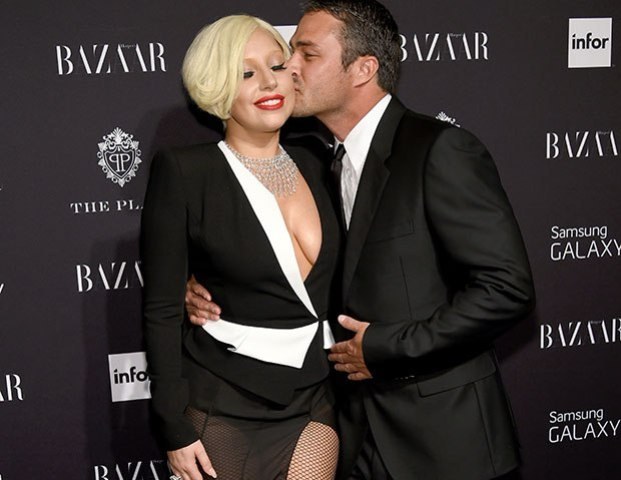Namorado de Lady Gaga chora quando ela se apresenta