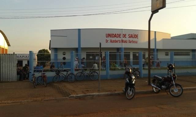 Em Cerejeiras, homens e mulheres dormem em fila por consulta com pediatra