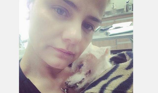 Ex-mulher de Ronaldo vive drama com cachorrinho doente em casa