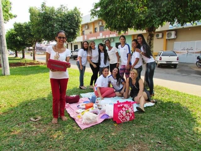 Vilhena: professora é homenageada por alunos com piquenique em via pública