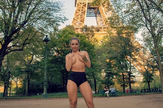 Candidata a Miss Bumbum faz topless na Torre Eiffel