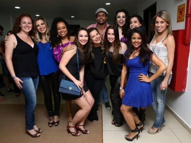 Fernanda Souza encontra ex-chiquititas em bastidores de peça