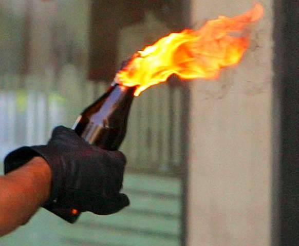 Homens tentam incendiar casa em Cerejeiras usando coquetéis Molotov