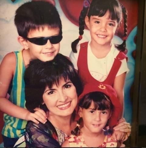 William Bonner posta foto antiga de Fátima Bernardes com os trigêmeos
