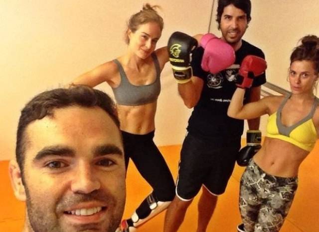 Angélica e Carolina Dieckmann exibem barrigas definidas após treino