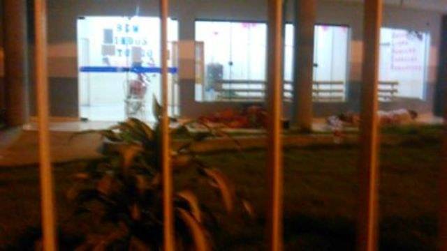 Mães dormem na calçada de postinho para atendimento com pediatra em Cerejeiras
