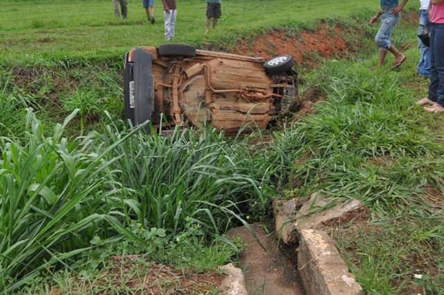 Após jogar carro dentro de valeta em Vilhena, rapaz se recusa a soprar bafômetro