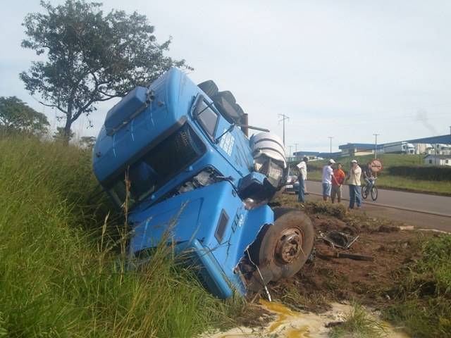 TOYOTA INVADE A PISTA E CARRETA TOMBA
