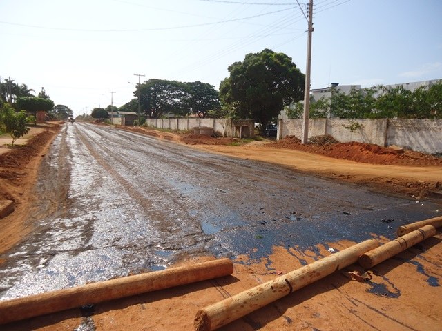 Obra de pavimentação de 10 km de avenidas em Cerejeiras continua parada