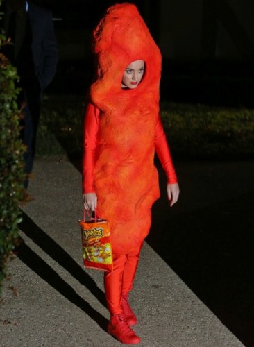Katy Perry se fantasia de salgadinho para curtir festa de Halloween