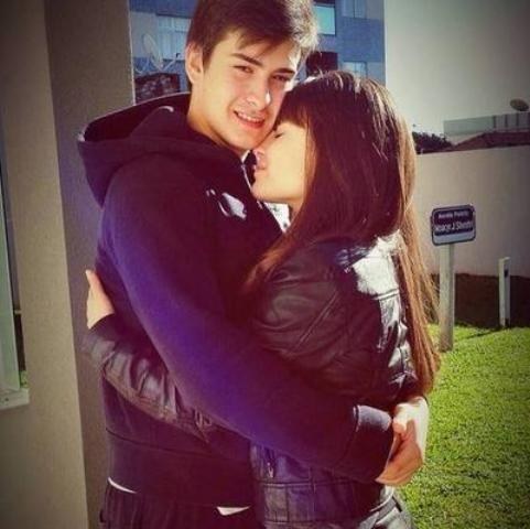 Com aliança no dedo, Larissa Manoela namora com ator de 17 anos