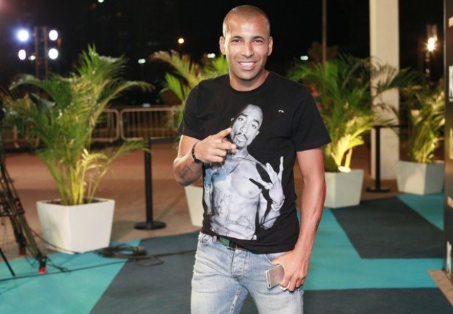 Emerson Sheik usa passagem alternativa para evitar Nicole Bahls (1)