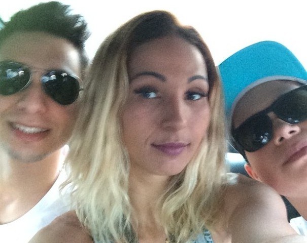 Valesca Popozuda posa para selfie com o namorado e o filho
