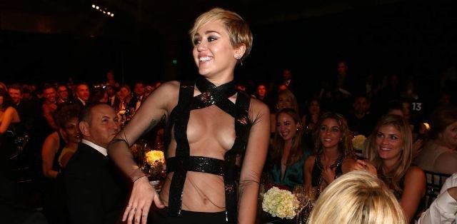 Miley Cyrus estaria namorando filho de Arnold Schwarzenegger