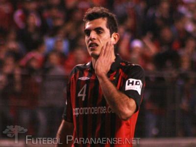 DELIROU: ZAGUEIRO DO ATLÉTICO RECLAMA DO “FORTE CALOR” EM RONDÔNIA