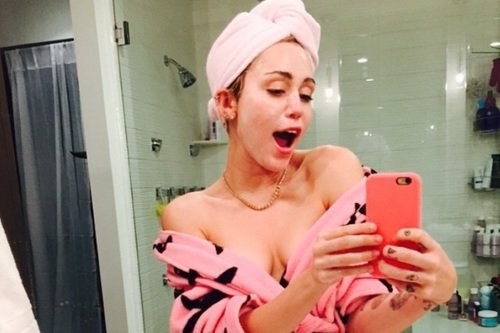 Seminua, Miley Cyrus quase mostra demais para os fãs