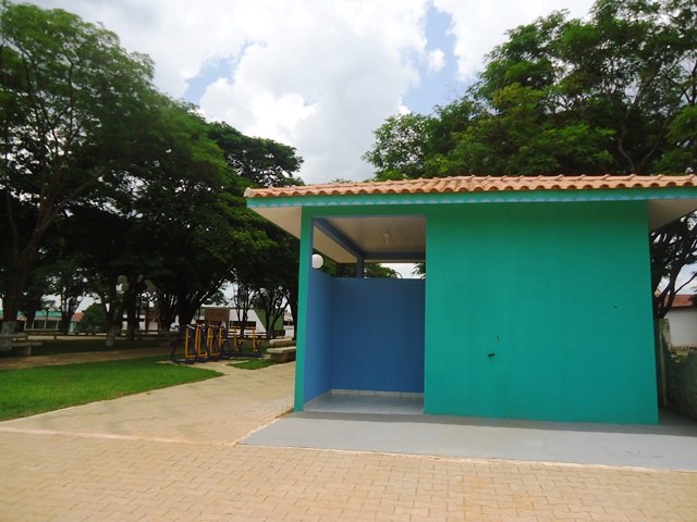 Cerejeiras: com doação de cooperativa, prefeitura entrega banheiro em praça