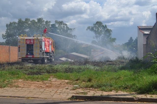 Bombeiros são acionados para combater incêndio na região central de Vilhena