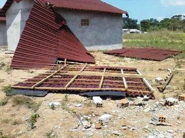 Tempestade e ventania causam estragos em área urbana de Pimenteiras